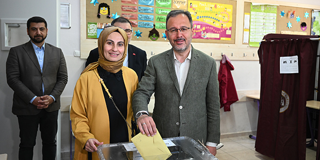 Gençlik ve Spor Bakanı Kasapoğlu, İzmir'de oyunu kullandı