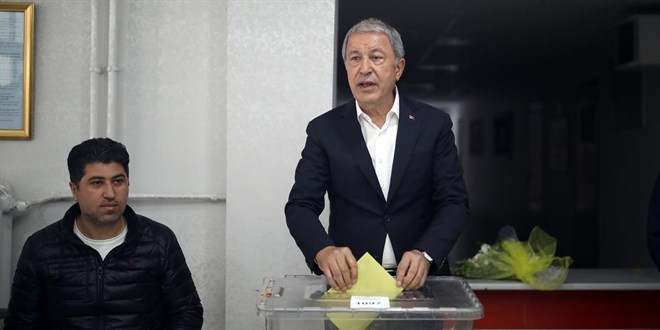 Bakan Akar oyunu mezunu olduğu okulda kullandı