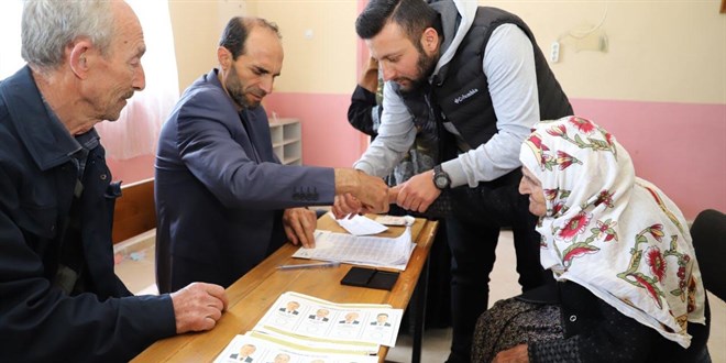 'Asırlık çınarlar' oy kullanmak için sandığa gitti