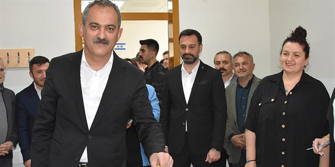 Bakan Özer'in sandığından Erdoğan çıktı