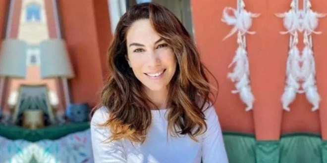 Oyuncu Zeynep Beşerler seçmene 'gerizekalı' dedi