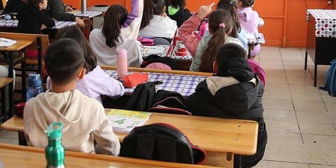 Deprem nedeniyle naklini aldran 77 bin 647 renci okuluna dnd