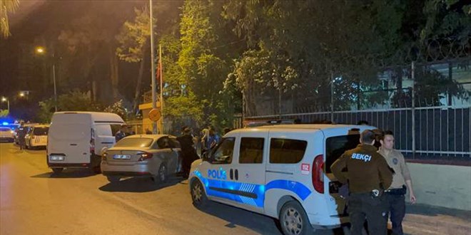Adana'da polisten kaarken zerindeki el bombasn atan pheli yakaland