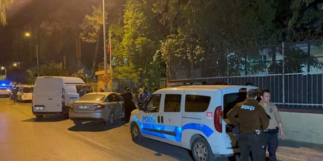 Adana'da polisten kaçarken üzerindeki el bombasını atan şüpheli yakalandı