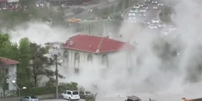 Ankara'da fırtına etkili oldu, cami minaresi yıkıldı