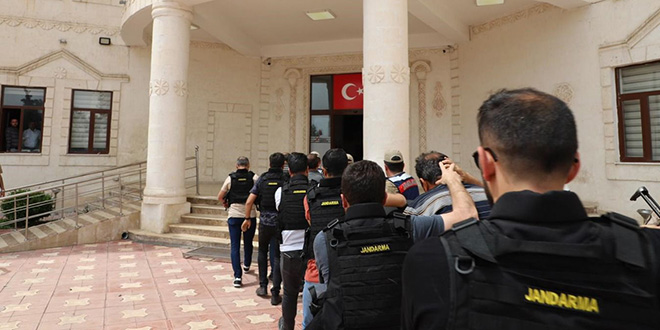Jandarma kyafeti giyip Irak uyruklu kiileri yamalayan 6 kii gzaltnda