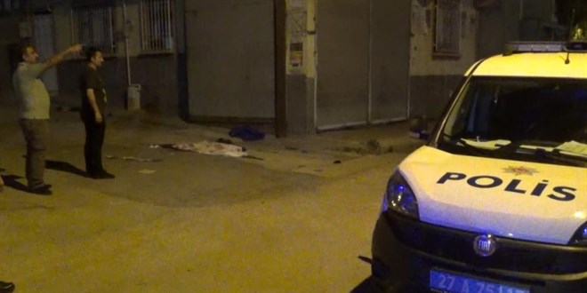 Boşanma aşamasındaki karısını sokak ortasında öldürdü