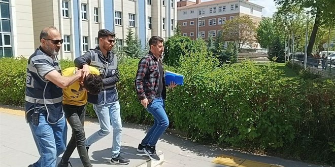 Talihsiz kadın katilinin elini ısırdı, ölümden kurtulamadı