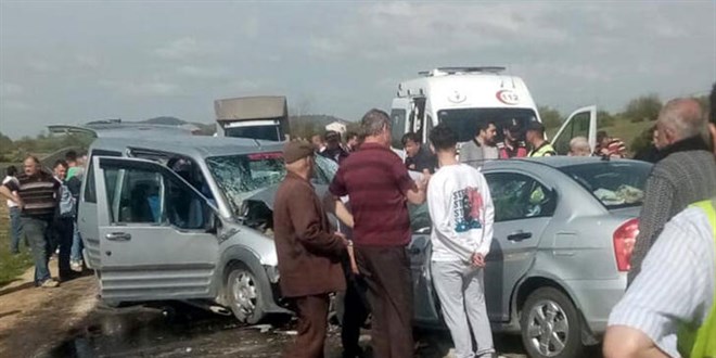 Annesinin cenazesine giderken eşiyle birlikte kazada öldü