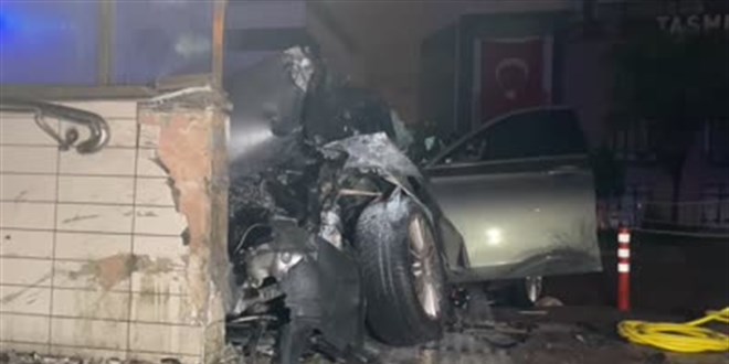 Bursa'da metro hattının duvarına çarpan otomobildeki 3 kişi öldü