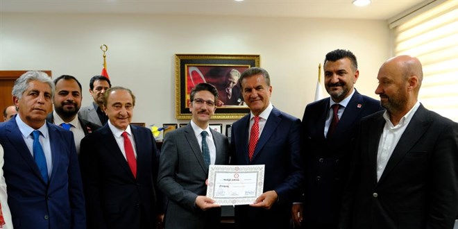 32 yıl sonra yeniden vekil: Sarıgül mazbatayı aldı