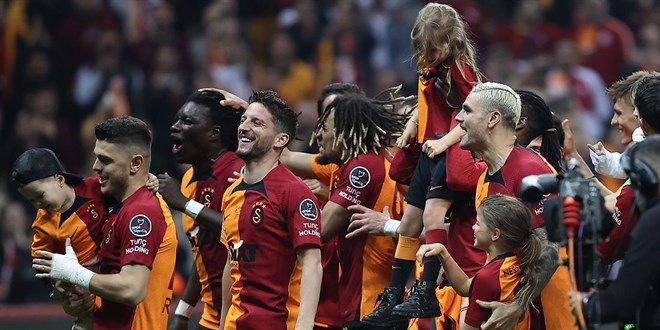 Galatasaray şampiyonluk kapısını sonuna kadar araladı