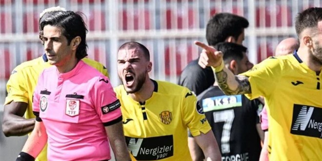'Önce golü sonra penaltıyı iptal etti'