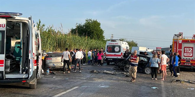 Hatay'da iki otomobil çarpıştı: 2 ölü, 4 yaralı