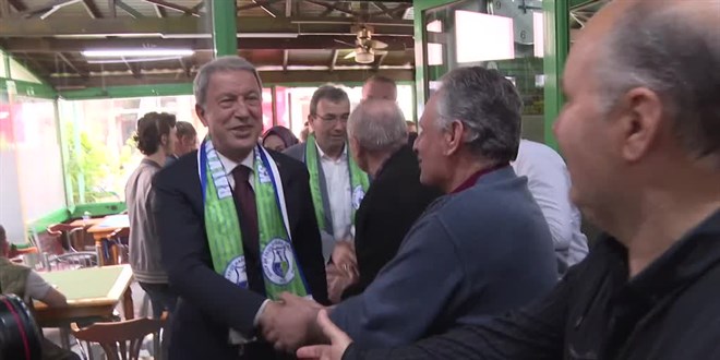 Bakan Akar'dan Nilüfer şarkısı sürprizi