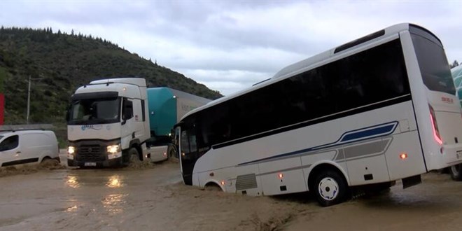 Ankara'da sağanak: Yollar göle döndü, araçlar mahsur kaldı