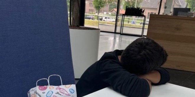 Depremzede olduğunu söyleyen 5 yaşındaki Türk çocuk Hollanda'da tek başına bulundu