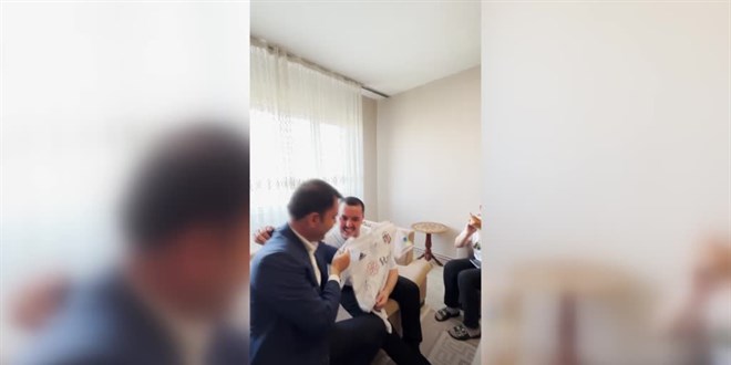 Bakan Kurum, kendisine mektup yazan engelli genci evinde ziyaret etti