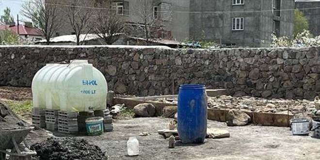 Kars'ta inşaatın temel kazısında top mermisi bulundu