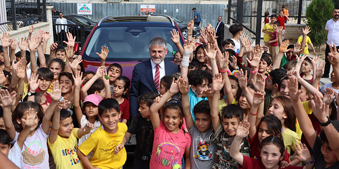 Öğrenciler istedi, Bakan Nebati okulda Togg'u tanıttı