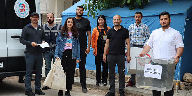 Hasta ve engelliler 'seyyar sandık' ile oylarını kullandı