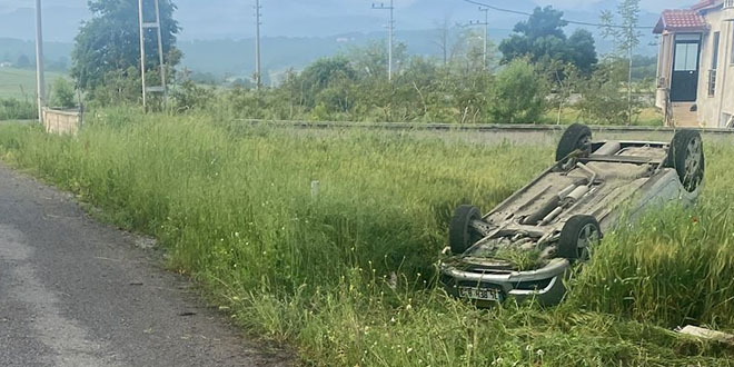 Otomobil devrildi, sandık kurulu başkanı ve sandık kurulu görevlisi yaralandı