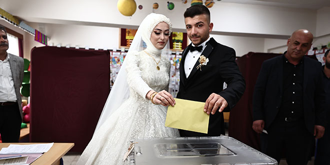 Oy kullanmaya gelinlik ve damatlıkla geldiler