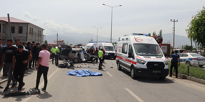 Otomobil ile motosikletin çarpışması sonucu 3 kişi öldü