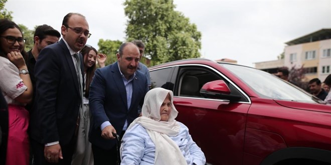 Bakan Varank, yürüme zorluğu çeken 70 yaşındaki kadını Togg ile sandığa getirdi