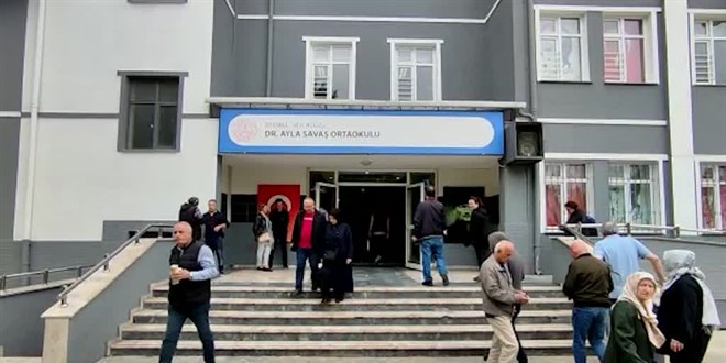 CHP'li ve AK Parti'li okul görevlileri arasında 'rozet' tartışması