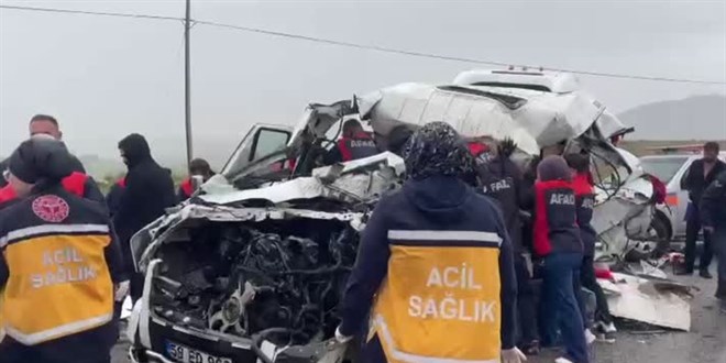 Tır ile minibüsün çarpışması sonucu 4 kişi hayatını kaybetti