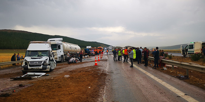 TAG Otoyolu'nda zincirleme trafik kazas: 2 l, 20 yaral