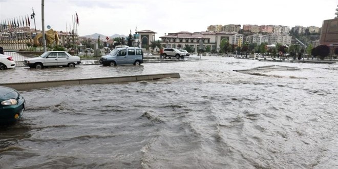 Ankara'da saanak: Yollar gle dnd, ev ve i yerlerini su bast