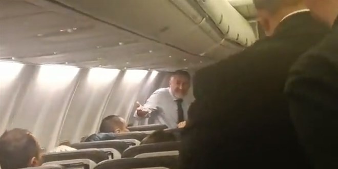Nebati uçakta yolcularla tartıştı: Hazmedin kardeşim
