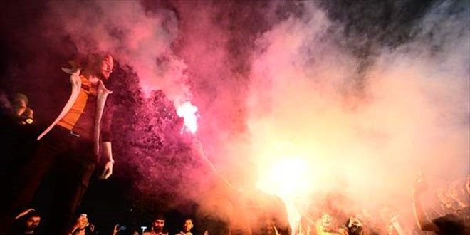 Galatasaray, şampiyonluğu taraftarıyla kutladı