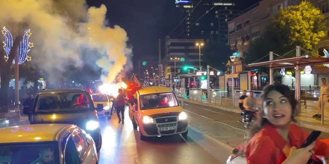 Kayseri'de şampiyonluk kutlamalarında bir taraftar bıçakla yaralandı