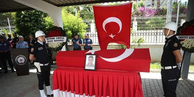 Köpeklerden kaçarken trafik kazasında ölen bekçi için tören düzenlendi