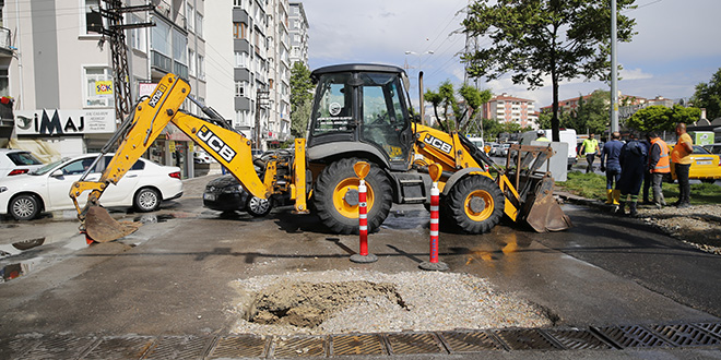Ankara'da sağanak nedeniyle yol çöktü