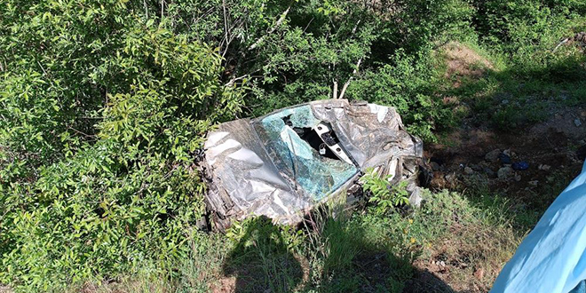 Hafif ticari araç uçuruma yuvarlandı: 1 ölü, 1 yaralı