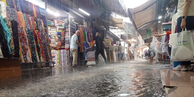 zmir'i yine sel vurdu: Kemeralt ars su altnda kald