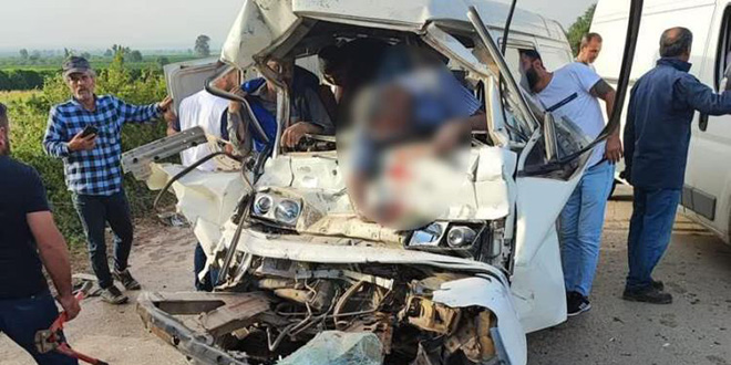 Adana'da minibüsle halk otobüsü çarpıştı: 3 ölü, 9 yaralı