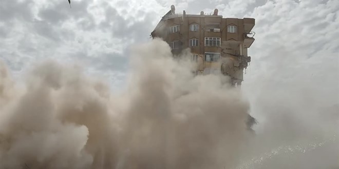 Ebrar Sitesi'nde ağır hasar alan son iki binadan biri daha kontrollü şekilde yıkıldı