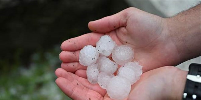 Ankara'da saanak ve dolu etkili oldu