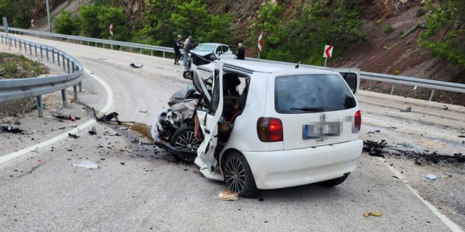 Ankara'da iki otomobil kafa kafaya arpt: 3 l, 4 yaral