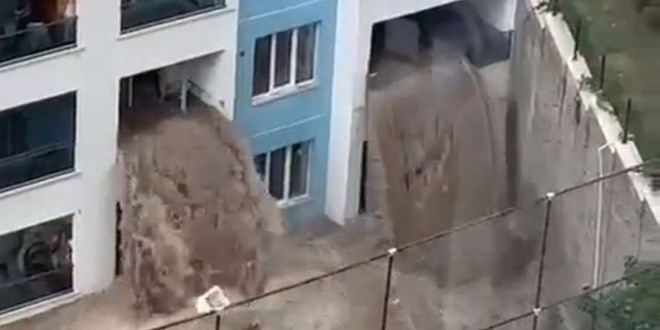 Şelaleye dönen binayı 2 sene su basmış
