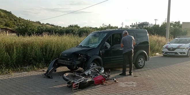 Hafif ticari araç ile motosiklet çarpıştı: 1 ölü, 1 yaralı