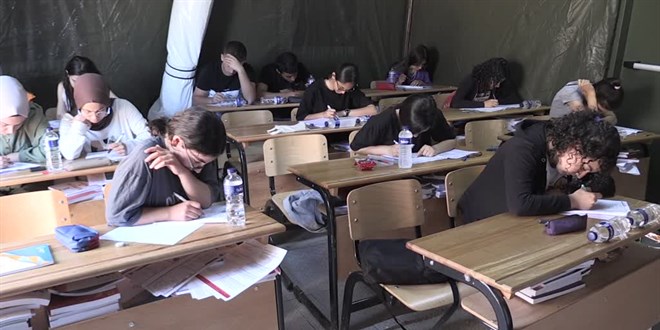 Çadır kentte YKS'ye hazırlanan öğrenciler başarılı olacaklarına inanıyor