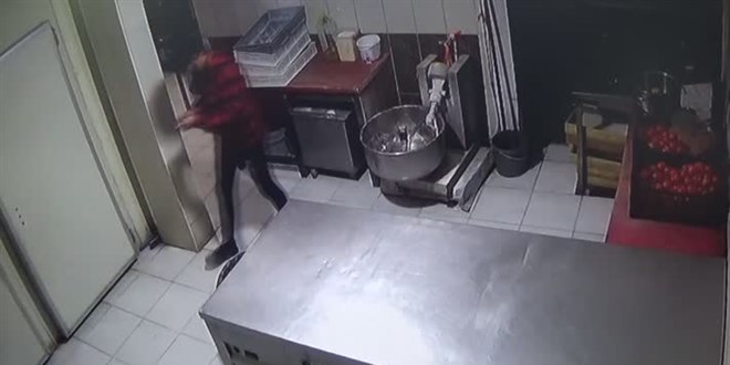 Ankara'da lokantadan hırsızlık yapan zanlı, pideyle karnını doyurdu