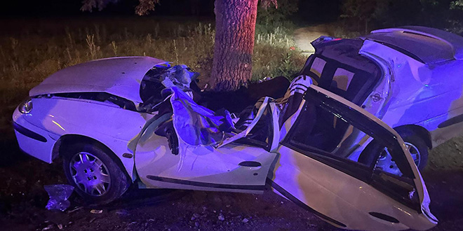 Ağaca çarpan otomobildeki 2 lise öğrencisi öldü, 1 kişi yaralandı