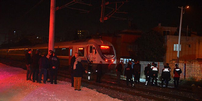 Adana'da trenin çarptığı kişi ağır yaralandı